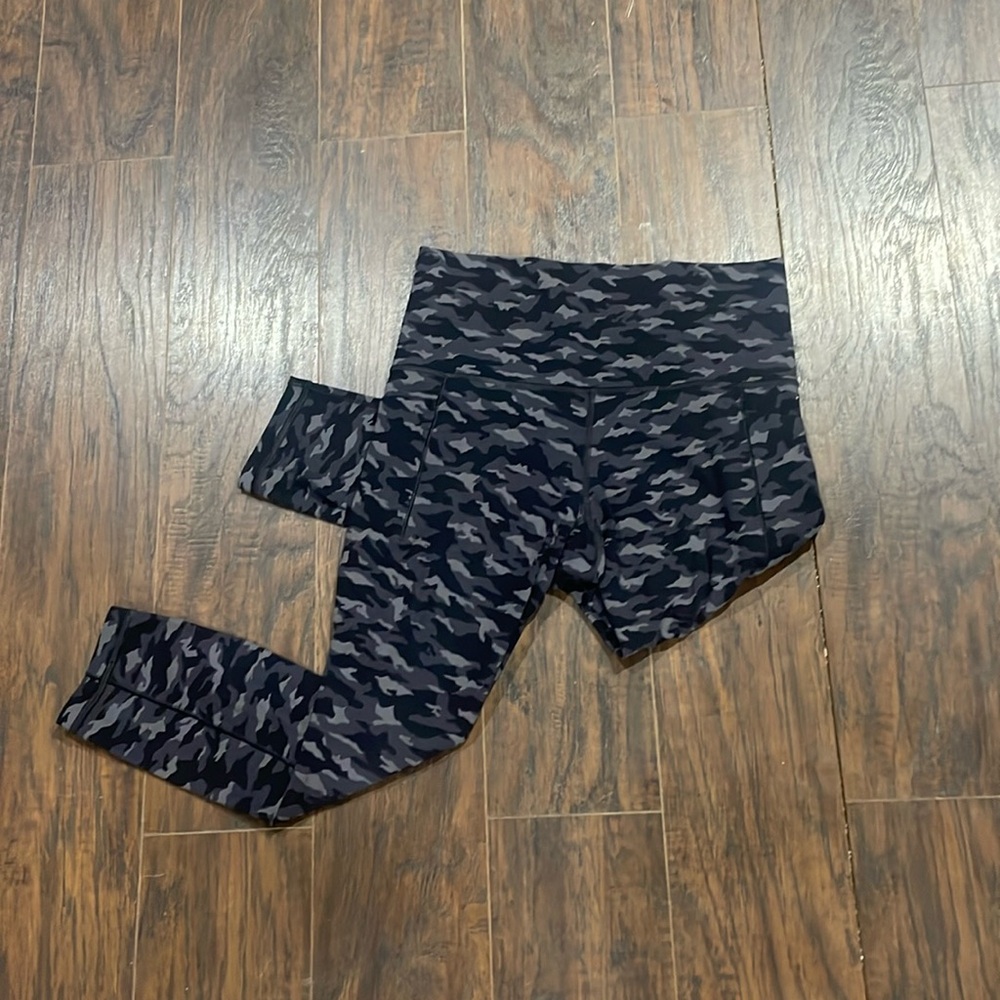 Athleta Salutation Stash Pocket Printed 7/8 Tight